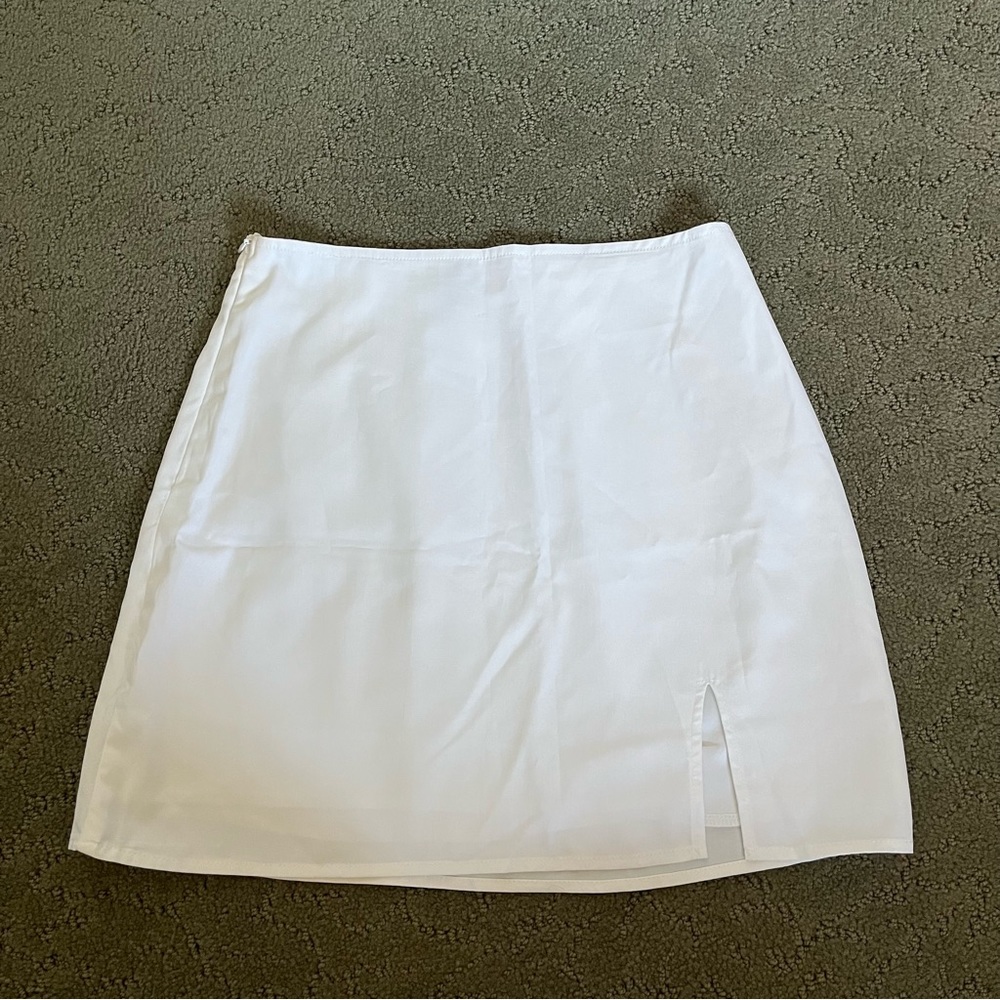 EUC Women’s Shein Mini Skirt w/Slit size Small in White